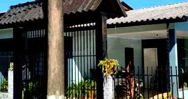 Imóvel de esquina com 800m² e 3 casas, ocupado