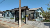 Imóvel de esquina com 800m² e 3 casas