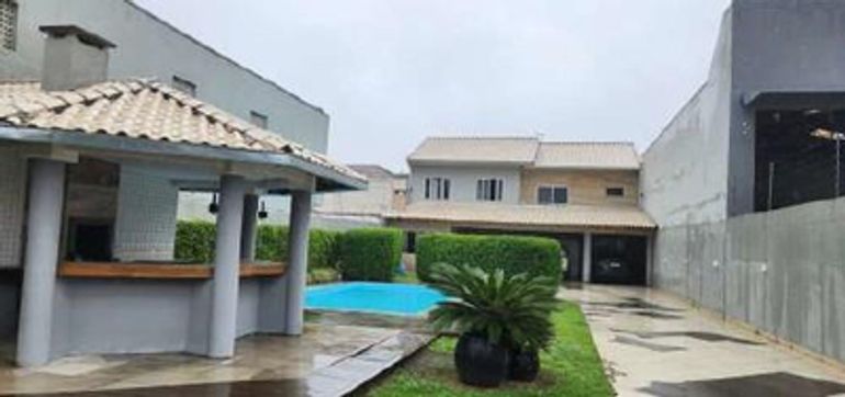 Casa com 562 m², 4 quartos, piscina e garagem para 3 carros