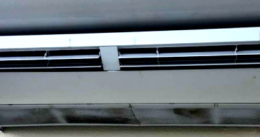 Aparelhos de Ar Condicionado e Cadeiras Universitárias