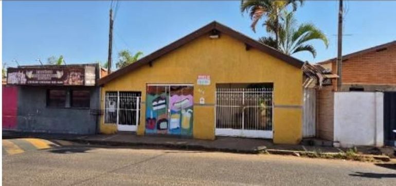 Imóvel Misto com 2 Casas, 2 Quitinetes e Salão Comercial