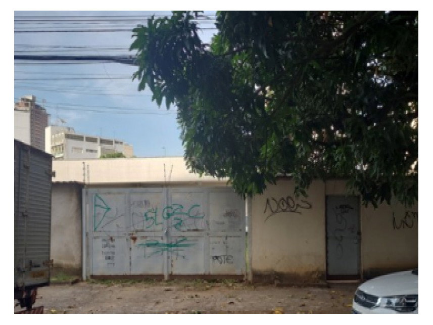 Terreno de 439 m² com área construída de 208 m²
