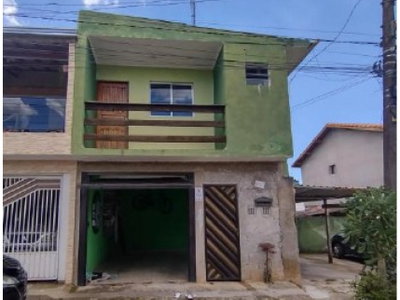 Casa ocupada com 3 residências e 226 m² construídos