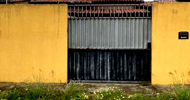 Casa com 2 quartos, varanda e garagem