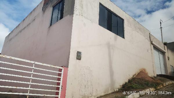 Casa com 2 Quartos e Terraço em Vitória de Santo Antão