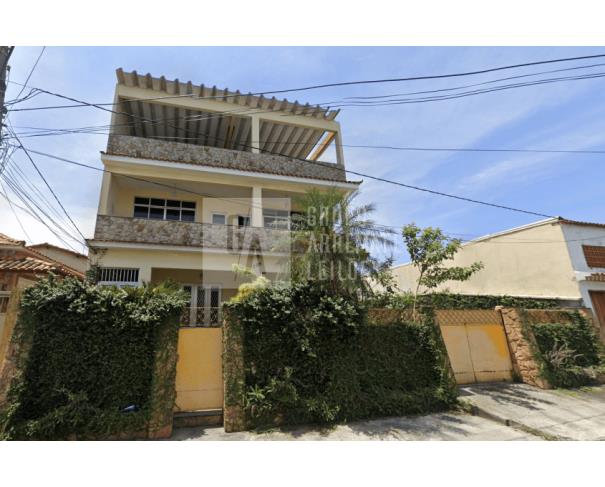 Casa com 3 quartos e 2 banheiros, área construída de 120m², desocupada