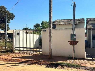 Casa com 2 Quartos e 1 Vaga em Várzea Grande