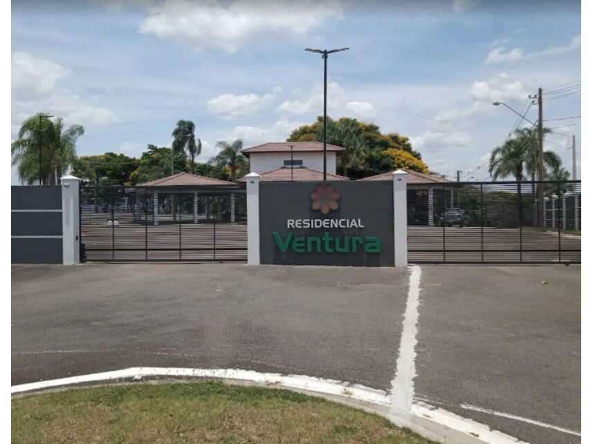 Terreno amplo de 1.753m² em condomínio, imóvel ocupado