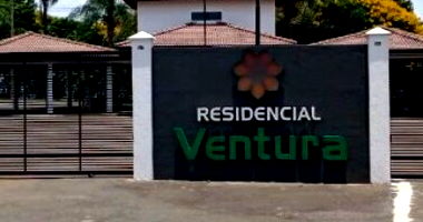 Terreno amplo de 1.753m² em condomínio, imóvel ocupado