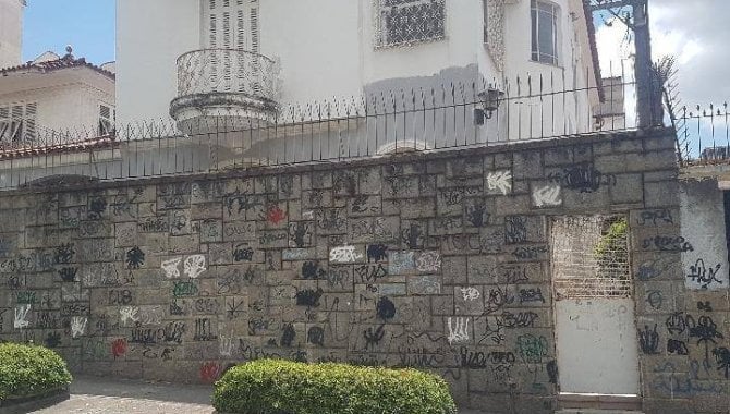 Casa com 5 quartos, 4 banheiros e 2 vagas de garagem
