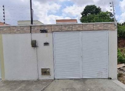 Casa padrão com 2 quartos, 1 banheiro e 1 vaga de garagem, ocupada