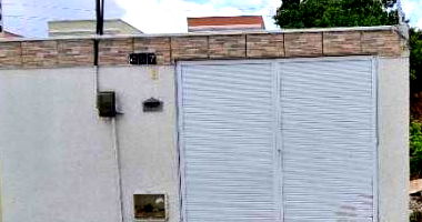 Casa padrão com 2 quartos, 1 banheiro e 1 vaga de garagem, ocupada