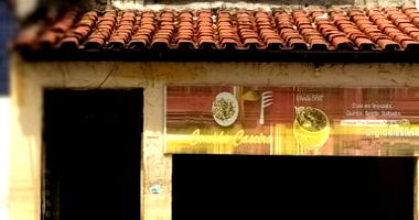 Casa com 2 quartos, 1 banheiro e restaurante no térreo