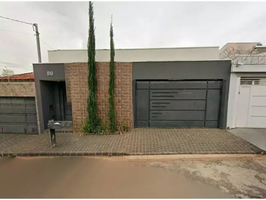 Casa com 3 quartos, 250m² de terreno, ocupada