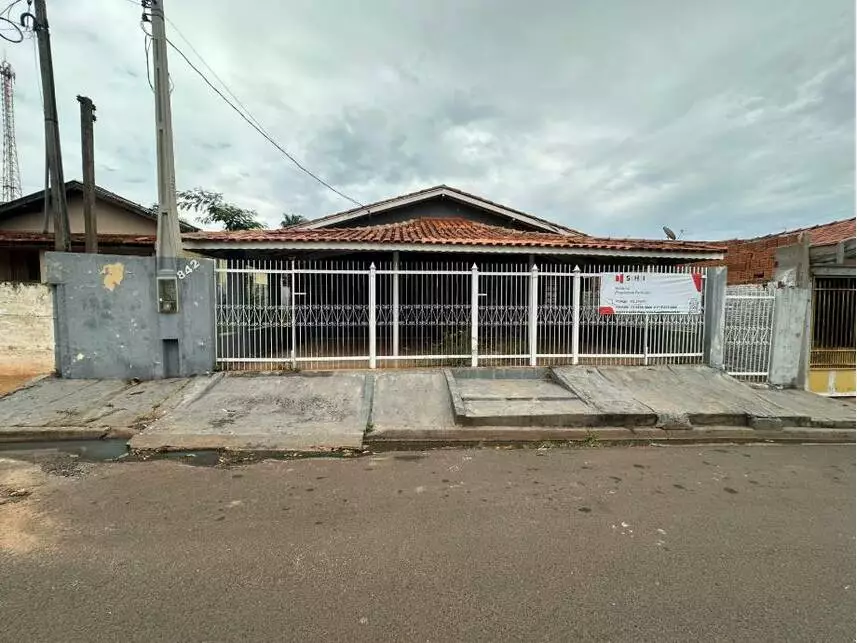 Casa desocupada com 3 quartos, 223m² construídos e 1 vaga de garagem