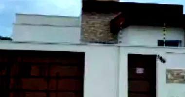 Casa com 70m² construída e terreno de 249m², imóvel ocupado