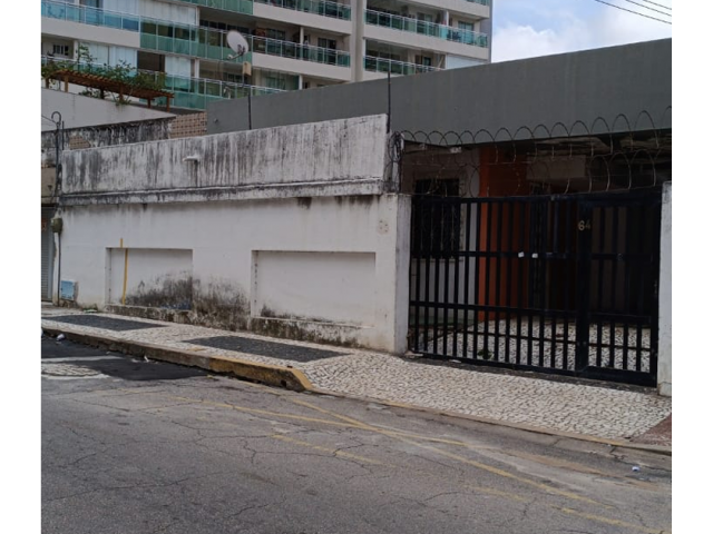 Casa com 160m² em terreno de 330m², desocupada