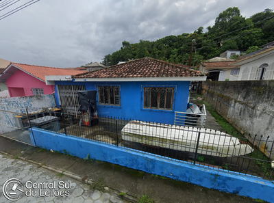 Terreno com casa em São José/SC - 3 quartos, 2 banheiros