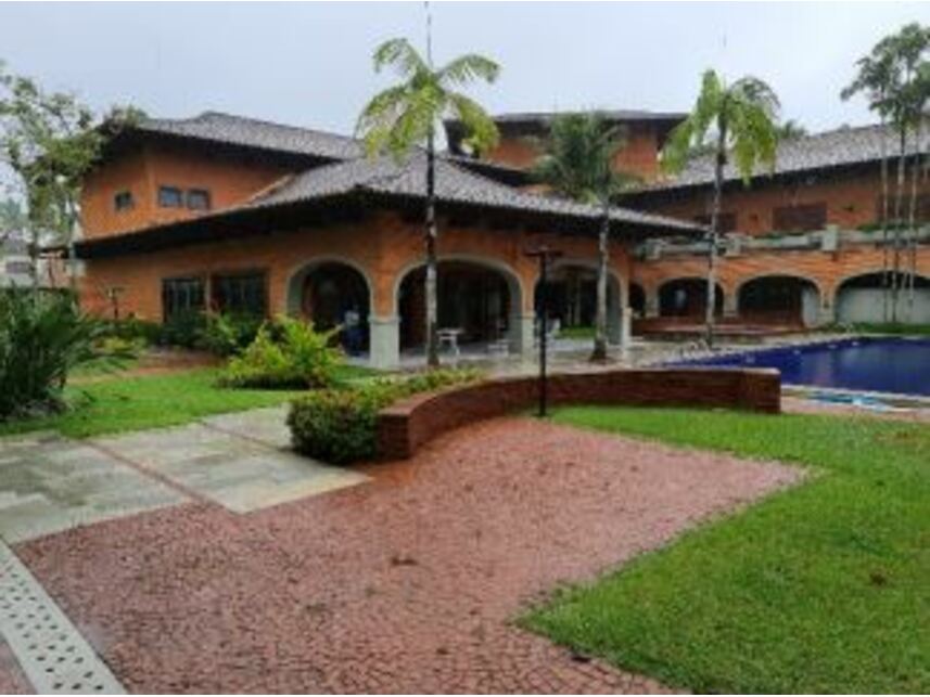 Casa Assobradada com 6 Suítes e Piscina em Jardim Acapulco