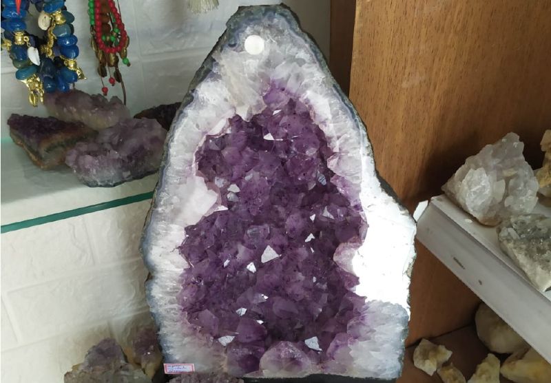 Pedra Capela Ametista Uruguaia 40cm x 24cm cor lilás escuro