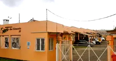 Casa em Condomínio com Jardim e Vaga de Garagem