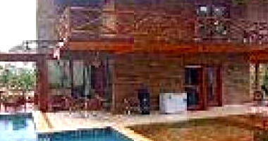 Casa Residencial com 500m² construída em terreno amplo, desocupada