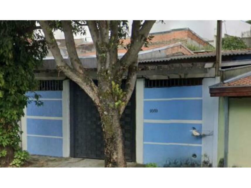 Casa com 3 quartos e 2 banheiros, área construída de 61.87m², ocupada