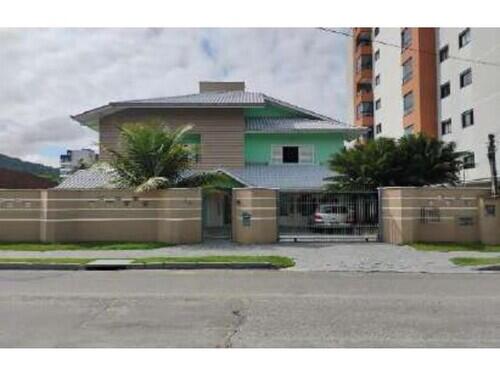 Casa de alto padrão em Saguaçu com 237m² e terreno de 925m²