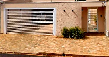 Casa Térrea Bem Conservada no Jardim Califórnia