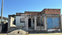 Lote urbano com 200m² e construção residencial