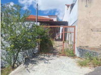 Casa ocupada com 85 m² de área construída