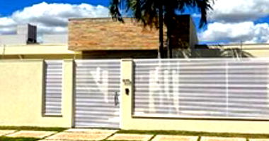 Casa com 2 vagas, piscina e churrasqueira no centro