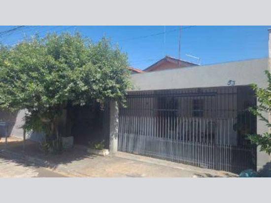 Casa Ocupada em Penápolis com Terreno Amplo