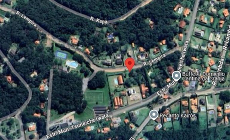 Terreno limpo com galinheiro, declive leve, 2187m²