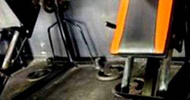 Aparelho de musculação hack para pernas