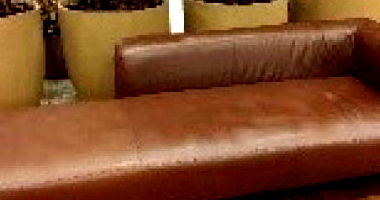 Conjunto de Móveis Elegantes: Sofá, Mesa Redonda e Centro
