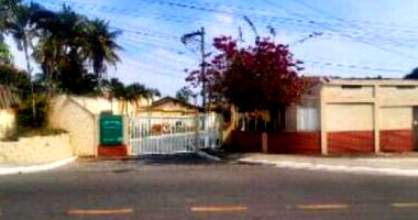 Casa com 52m² de área construída e terreno em São Gonçalo/RJ