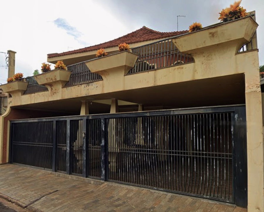 Casa com 3 quartos, 2 banheiros e 596,67m² de área construída