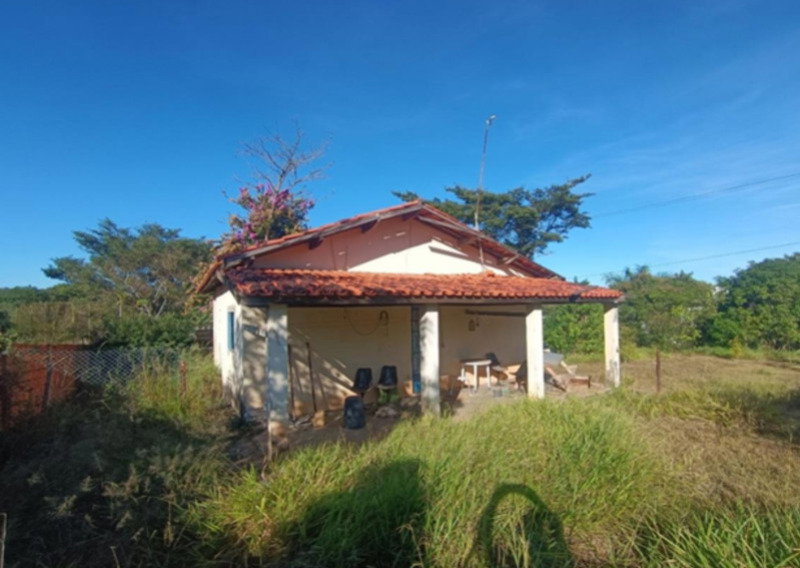 Duas casas em condomínio com 3.234,50m² e 722m² construídos