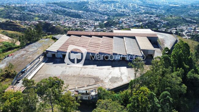 Excelente área industrial com galpão, portaria e pátio, 15.400m² terreno