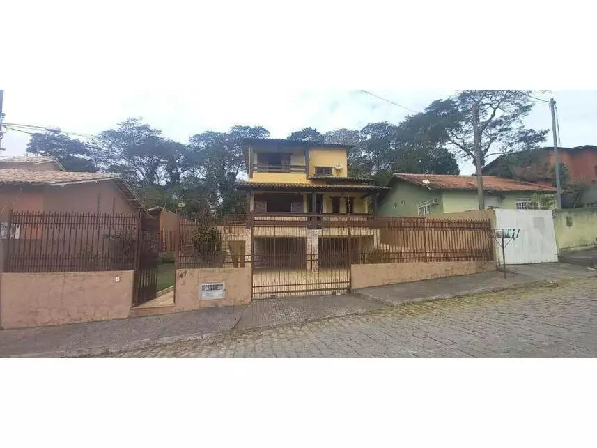 Casa em leilão com 4 quartos e 3 banheiros