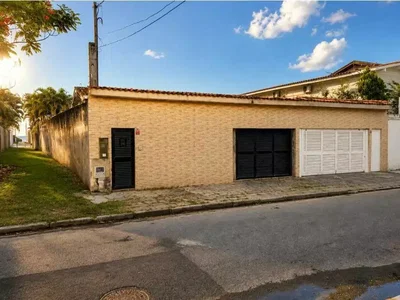 Casa ocupada com 298,52m², piscina e churrasqueira