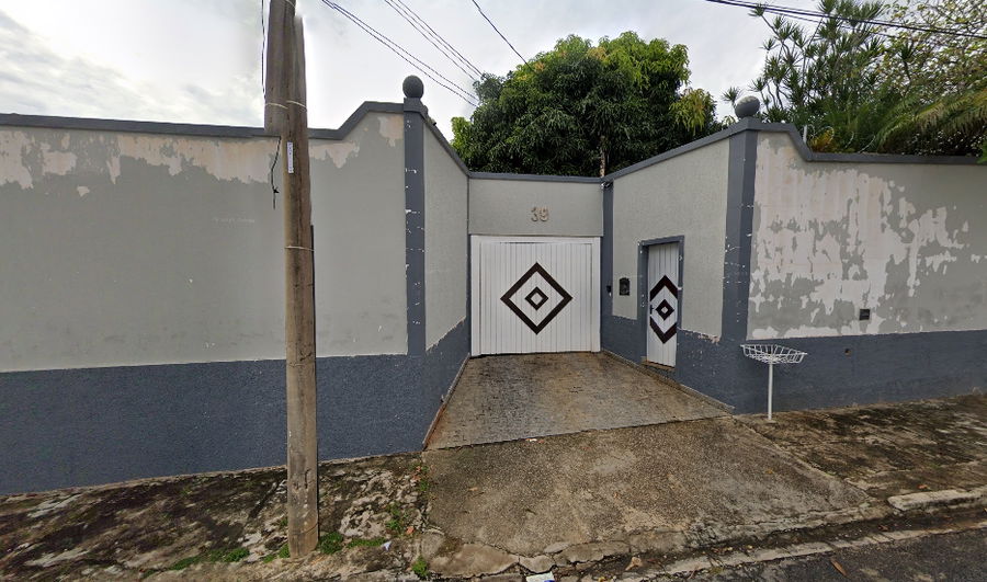 Casa com 3 quartos, 2 banheiros, 409.63 m² construída, ocupada