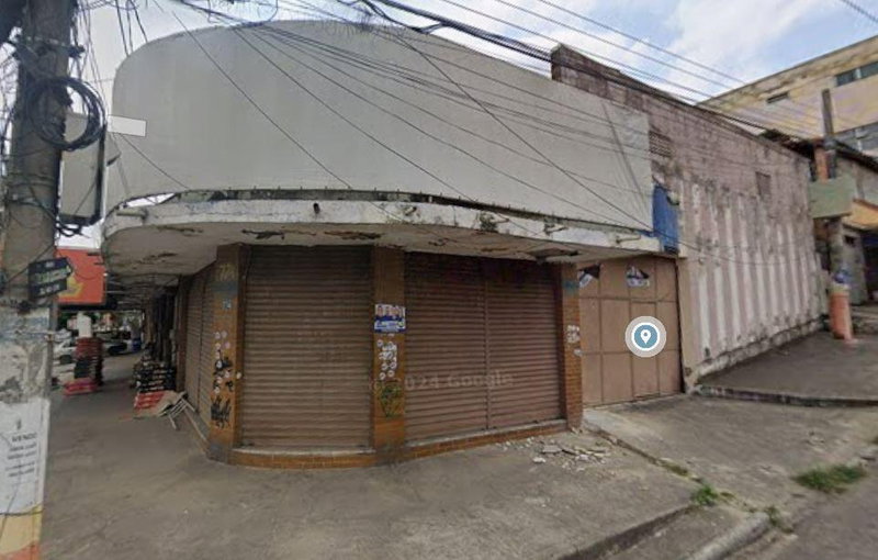 Prédio comercial com 5 lojas e galpão, 539m²