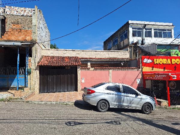 Casa com 4 quartos, 3 banheiros, 173m² construída, desocupada