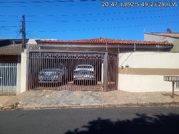 Casa com 3 quartos, 2 banheiros e 2 vagas