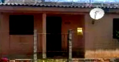 Casa padrão ocupada com 3 quartos, 1 banheiro e 1 vaga