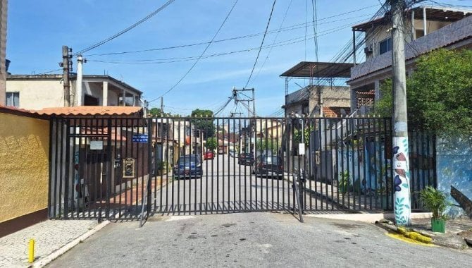 Casa padrão com 2 quartos, 1 banheiro e 1 vaga de garagem, ocupada