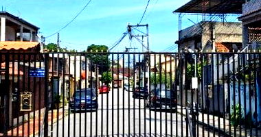 Casa padrão com 2 quartos, 1 banheiro e 1 vaga de garagem, ocupada
