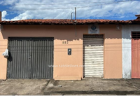 Casa ocupada com 2 quartos e ampla varanda